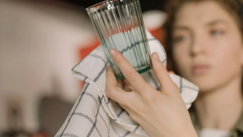 Mostró el truco definitivo para sacarle el mal olor de los vasos o tazas y se volvió viral