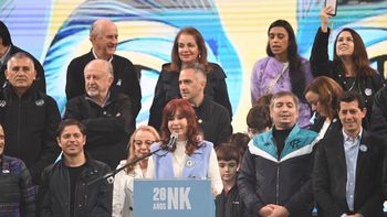 Los nietos de Cristina Kirchner: Néstor Iván y Emilia la acompañaron en el escenario. (Prensa)