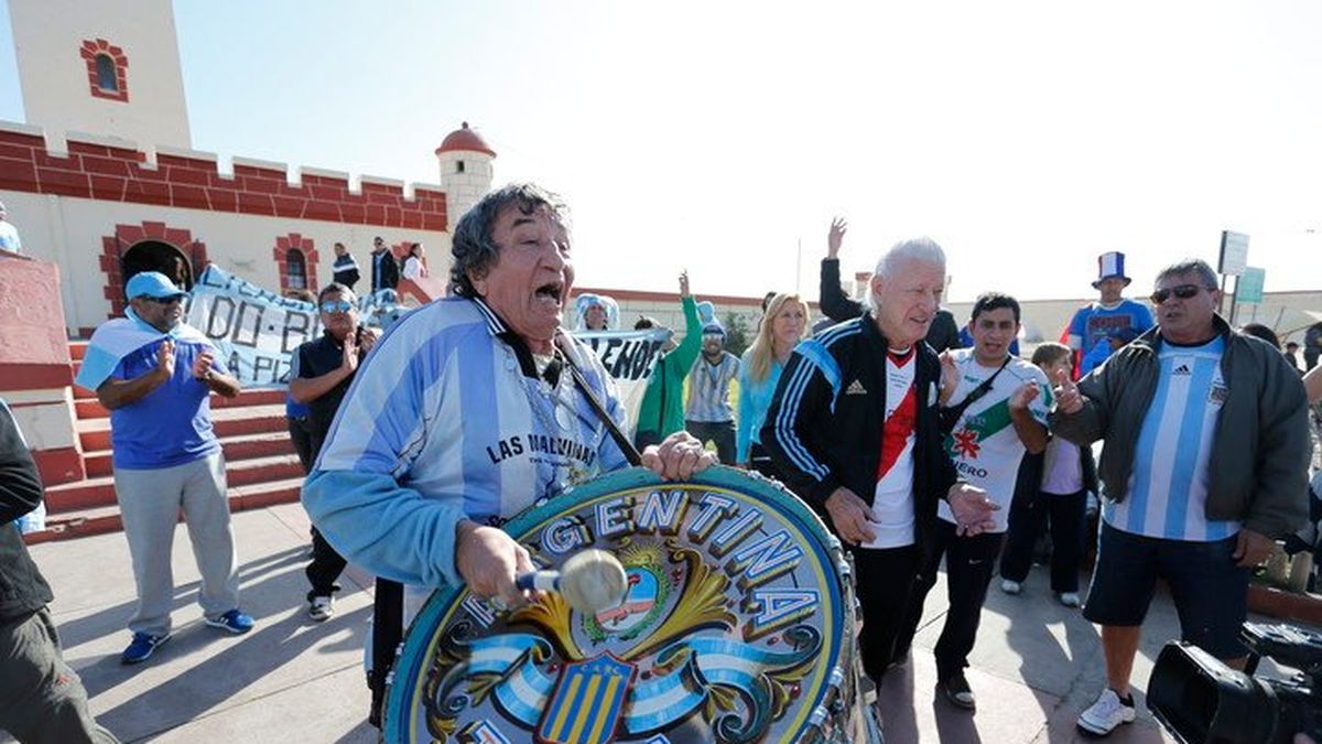 El Tula y su bombo. El reconocido hincha estará presente en el Mundial Qatar 2022 (Foto: archivo).