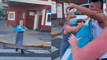 La abuela cábala: se encontró en una esquina con los que festejaban en plena calle y se viralizó el cantito
