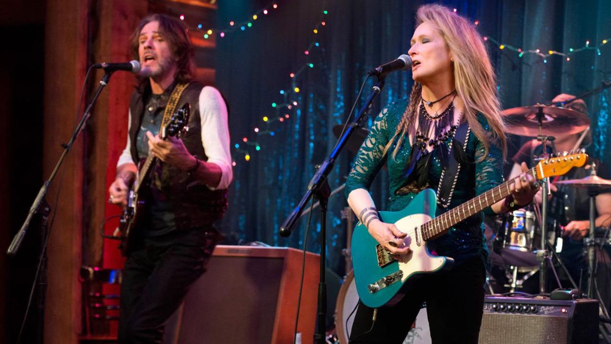 Streep interpreta a Ricki, que adecuó sus grandes aspiraciones profesionales a tocar en bares y sobrevivir como empleada.