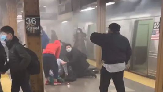 Terror en el subte de Nueva York: encontraron explosivos, hubo disparos y al menos 16 personas heridas