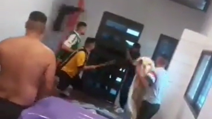 Video viral: fuerte pelea a facazos entre presos en una cárcel de Melchor Romero