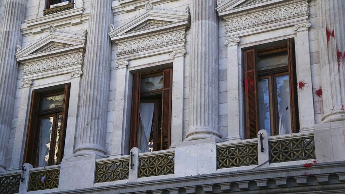 La oficina de CFK fue marcada con pintura roja&nbsp;