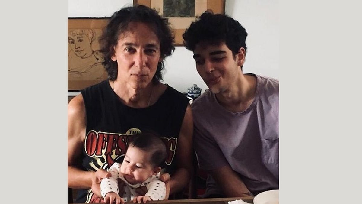 Javier Calamaro junto a sus hijos, Romeo y Sacha. 
