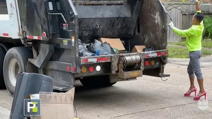 El recolector de basura que trabaja con zapatos taco aguja