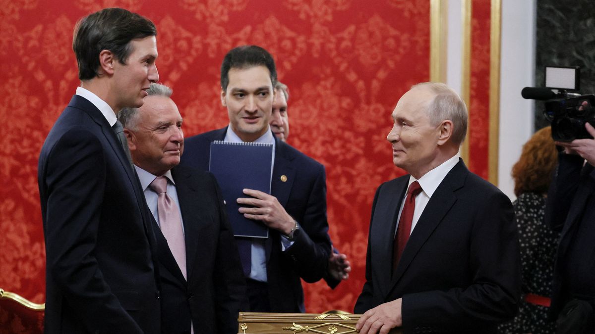 El presidente ruso Vladimir Putin con los representantes especiales estadounidenses Steve Witkoff y Jared Kushner. (Foto: Reuters)