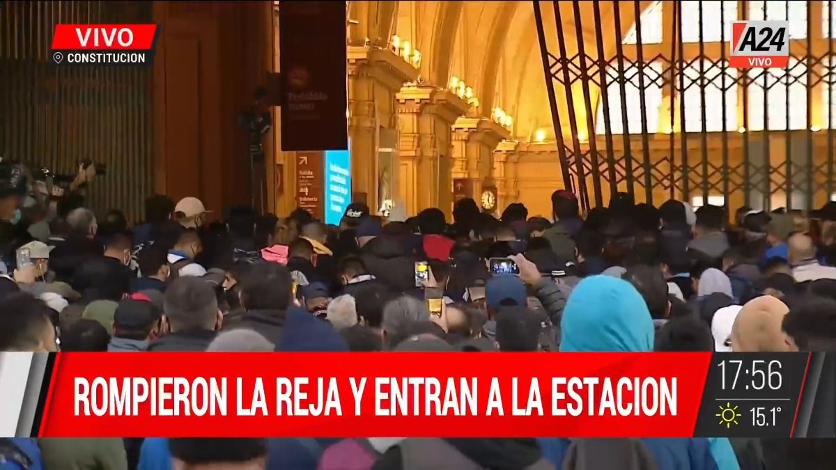 Una multitud de pasajeros irrumpió en la Estación Constitución después de un corte de servicio de trenes de más de 7 horas.