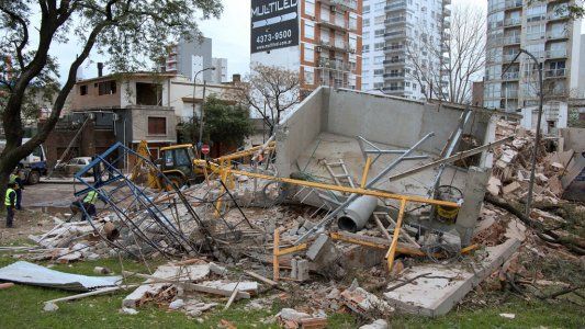 Impactante: un edificio de ocho pisos que estaba en construcción se derrumbó sobre la colectora de General Paz