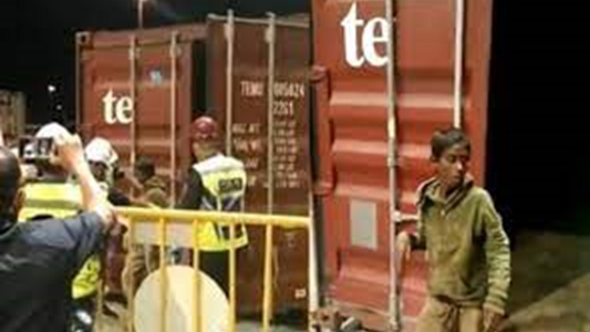 Un niño se ocultó en un contenedor y apareció a 3 mil kilómetros de distancia