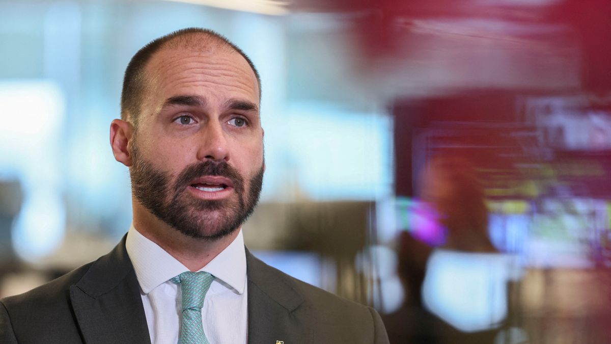 El juez Alexandre de Moraes dispuso ejecutar la pena contra el hijo del ex presidente Jair Bolsonaro por coacción a la Justicia y ordenó cancelar sus pasaportes. (Foto: Reuters)