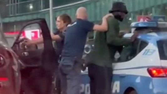 Insólito: un policía cacheaba a un jugador del Milan sin saberlo y su reacción al enterarse se hizo viral