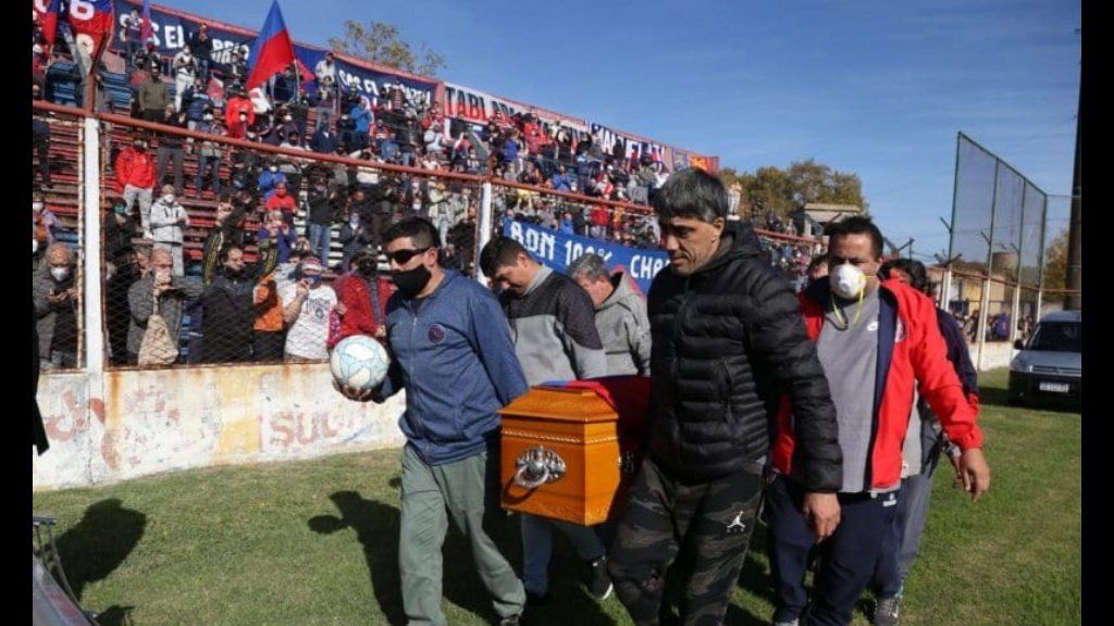 Trinche Carlovich: Una multitud rompió la cuarentena para despedirlo