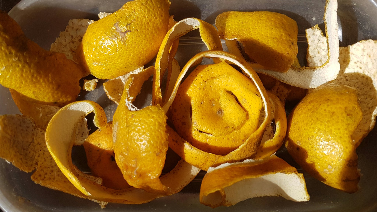 Colocar cáscaras de mandarina en el sol: para qué sirve y por qué recomiendan hacerlo