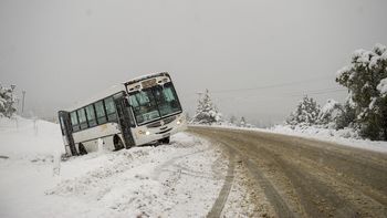 Nevada en Bariloche: el sorprendente video de un colectivo deslizándose por un camino cubierto de hielo
