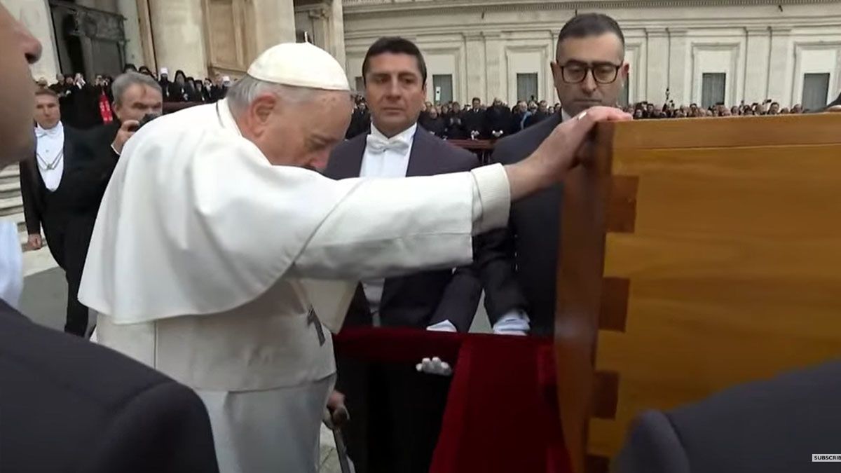 El papa Francisco despide los restos del papa emérito
