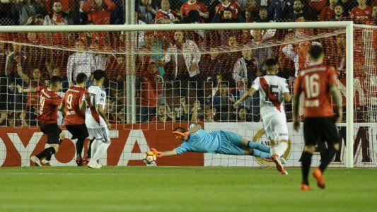 Meza le apuntó al ángulo y el travesaño salvó a River