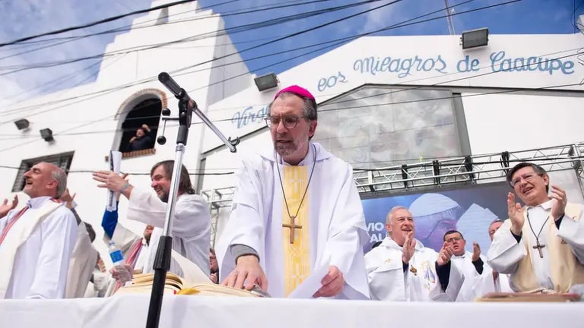 El obispo Gustavo Carrara y curas villeros criticaron a Javier Milei. (Foto: La Nación)