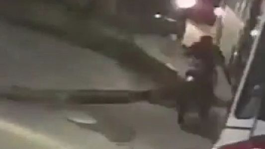 El impactante momento en el que dos colectiveros intentan atropellar a unos ladrones para evitar un robo