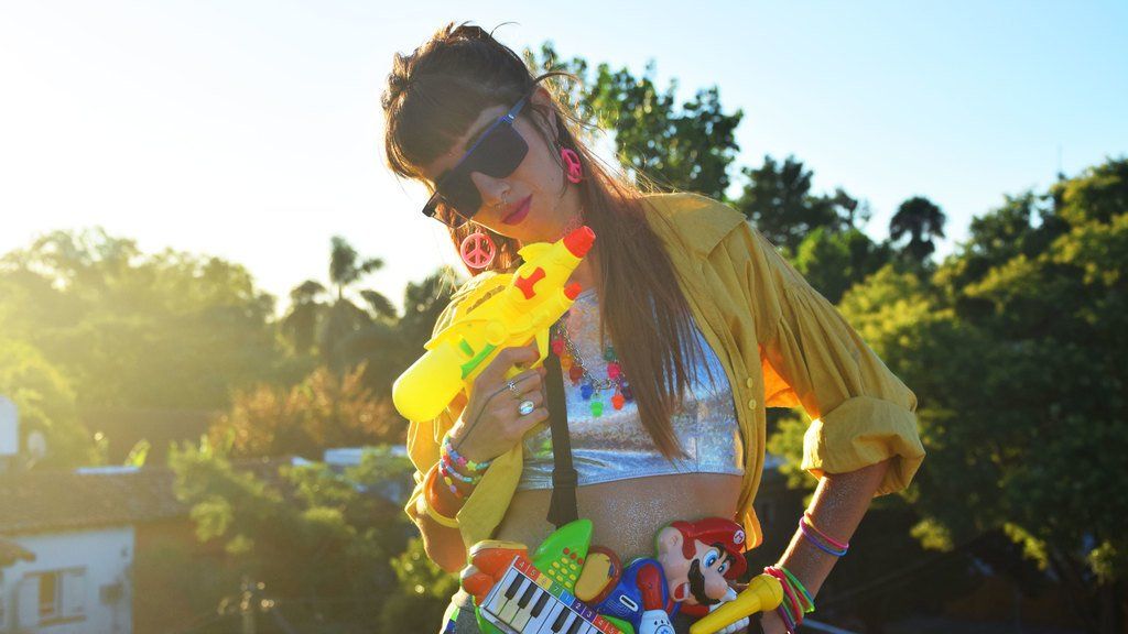 De chica rompía juguetes y hoy hace música con Furbys