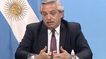 Alberto anunció que llegarán 600 mil dosis de la vacuna rusa antes de fin de año y que se la aplicará primero para que nadie tenga miedo
