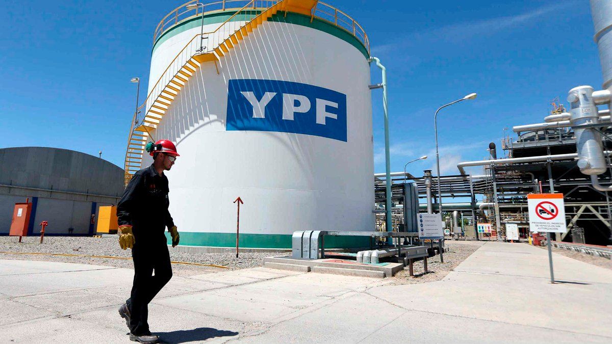YPF mejoró la oferta a los tenedores de deuda y las acciones de la compañía y subieron un 7%