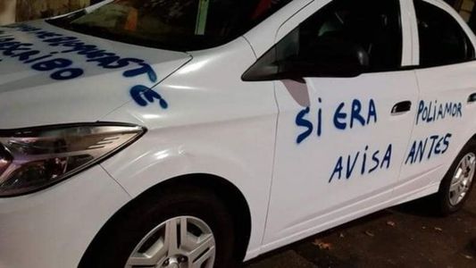 Su pareja le fue infiel y le dejó un insólito mensaje en su auto