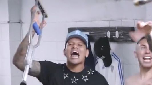 Gimnasia-Boca: Marcos Rojo y su festejo viral con la muleta en el vestuario