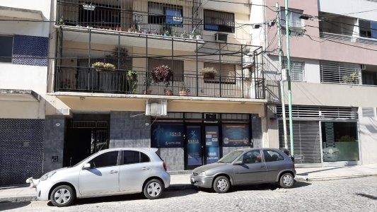 Noche de terror en Parque Lezama: la asaltaron, le robaron el auto, casi se llevan a su hijo y después quisieron entrar a su departamento