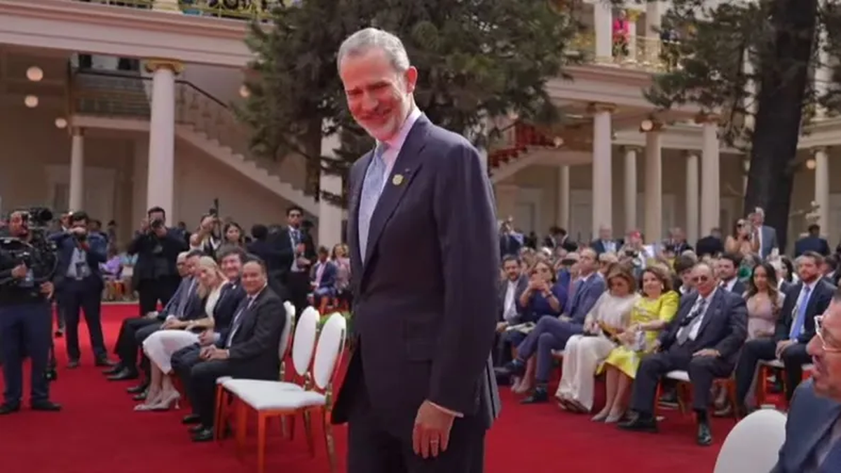 Javier Milei y el Rey Felipe VI cruzaron miradas al llegar al Palacio Nacional de El Salvador. (Foto: captura)&nbsp;
