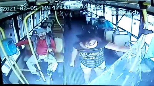 Viaje de terror: una mujer atacó con un cuchillo al chofer por reclamarle el uso del barbijo