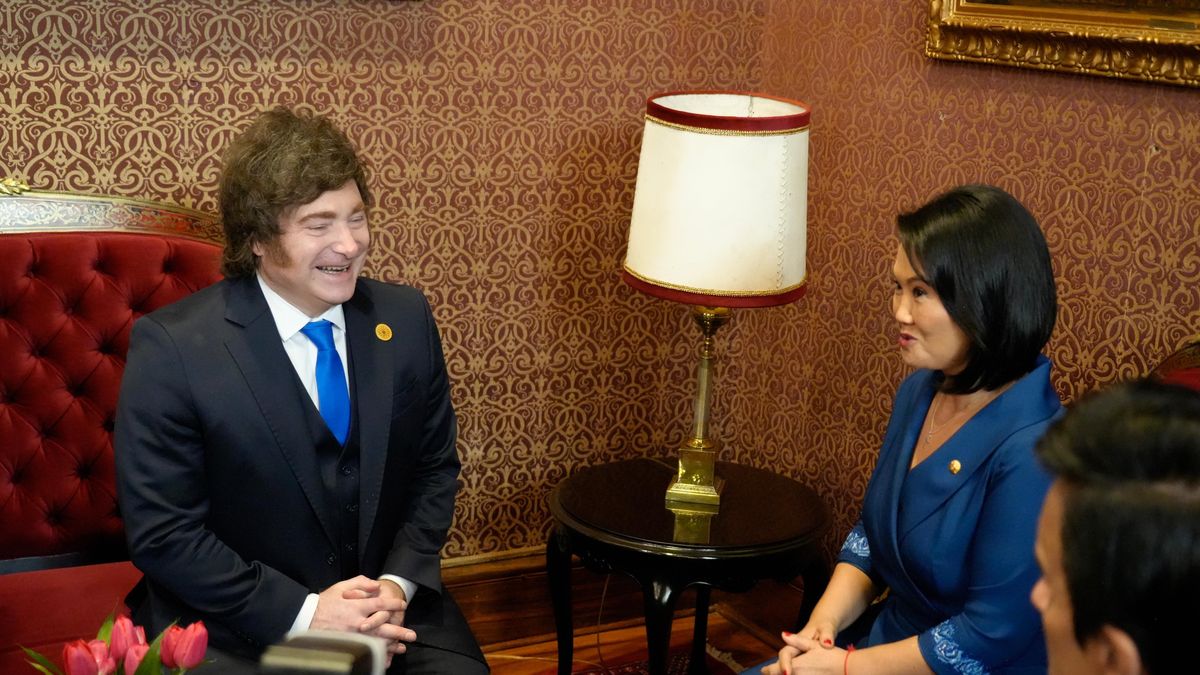 Javier Milei participa de la ceremonia de transmisión de mando presidencial en Perú y antes mantuvo una reunión bilateral con la nueva presidenta