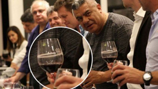 La foto que Chiqui Tapia borró de Twitter: aparecía brindando con copas con el escudo de Boca