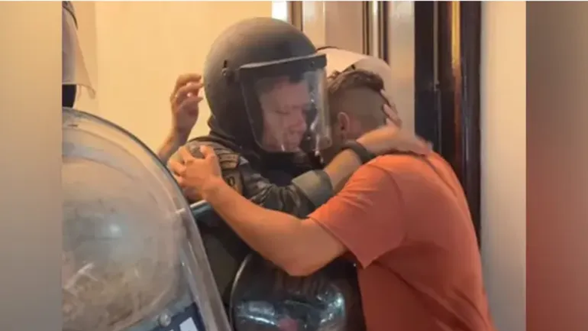 El abrazo viral entre un policía y un padre que reclamaba por el abuso de su hija de 3 años.&nbsp;