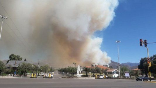 Alerta en Mendoza por un incendio en el Cerro Arco, que avanza y se acerca a la zona de casas