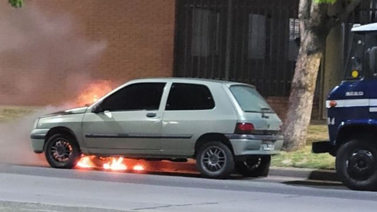 Auto incendiado en Oroño al 4000 en Rosario