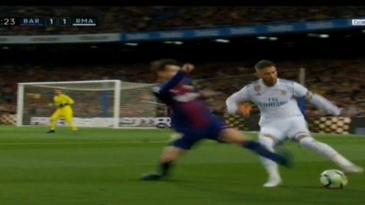 Una imagen poco frecuente: Lionel Messi enojado le pega una patada a Sergio Ramos