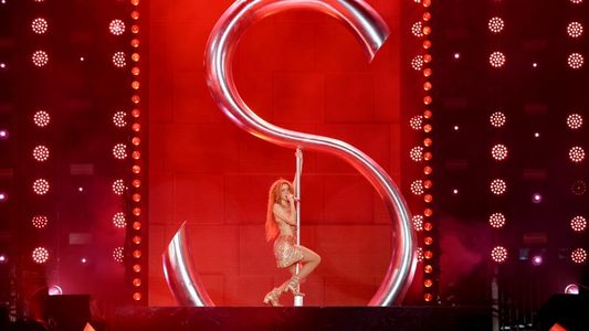 Shakira deslumbró en Brasil: un lobo gigante, dólares personalizados, 13 looks y un show inolvidable