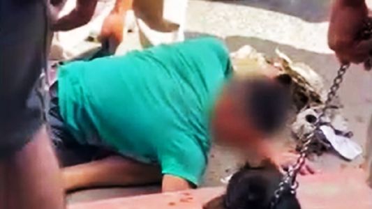 Un grupo de vecinos atrapó a un ladrón y lo obligó a recuperar el objeto robado