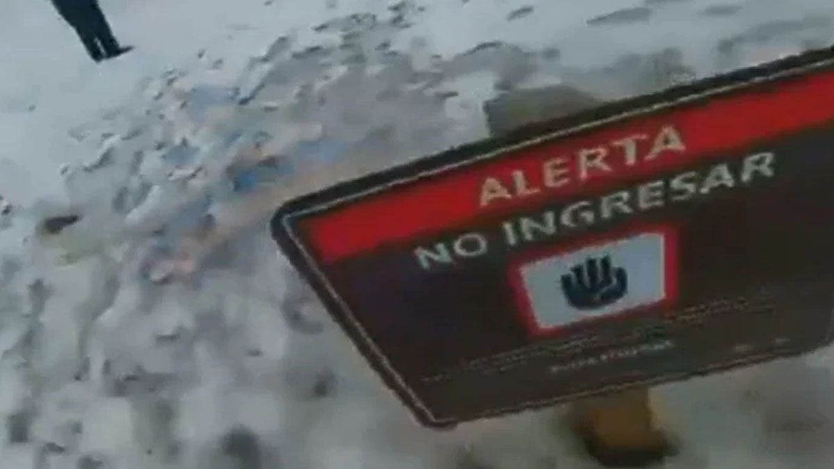 En la zona hay un cartel que advierte del peligro y la prohibición de ingresar a la cueva de Jimbo, en el parque Nacional de Tierra del Fuego (Foto: Captura de TV)