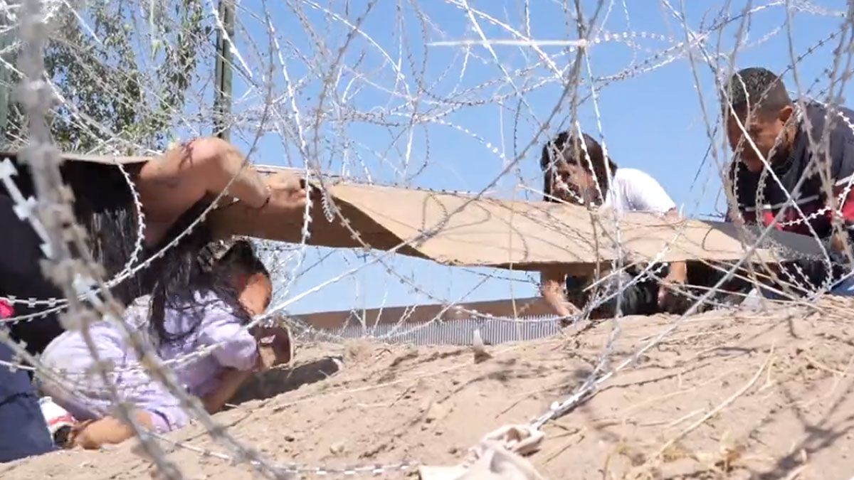 Los inmigrantes ilegales apelan a cualquier recurso para desafiar las barreras que se encuentran. (Foto: Captura de TV)