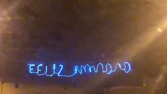 ¿Lo escribió un médico?: estallaron los memes por la felicitación ilegible de unas luces navideñas en un pueblo de España