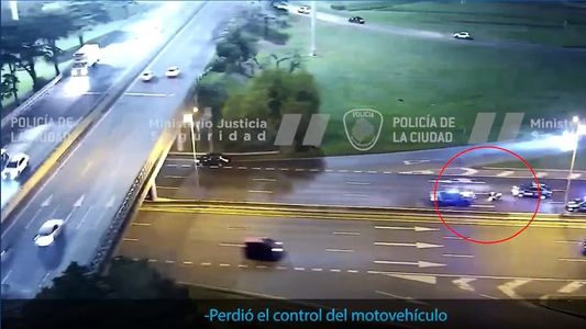 Persecución de película: huía de la policía, chocó contra un patrullero y cayó en medio de la General Paz