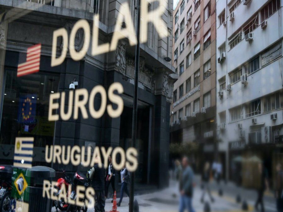 Dólar blue: el nuevo cepo dispara la cotización en el mercado paralelo y supera los $145