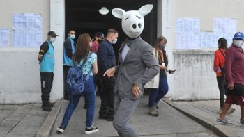 De la cabeza de chancho hasta los personajes del Juego del Calamar: las mejores perlitas de la jornada electoral