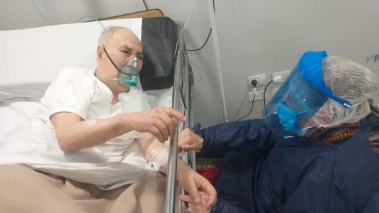 Emotivo: antes de morir por coronavirus, pidió despedirse de su esposa con Alzheimer