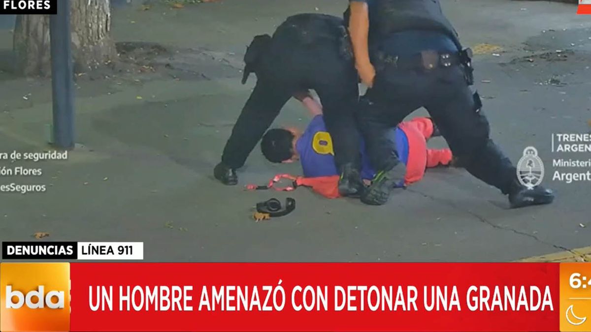 El momento en que efectivos de la policía detuvieron al sospechoso con una granada. (Foto: captura de&nbsp; video)