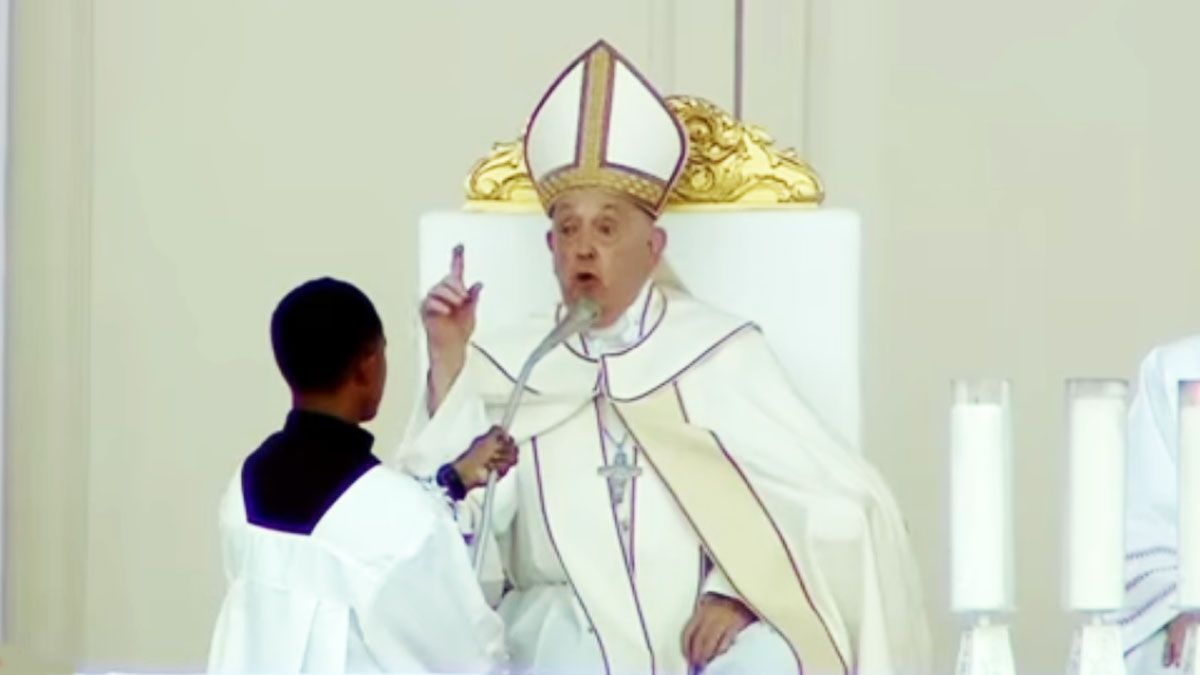 Francisco en Timor oriental y su curiosa referencia a los cocodrilos para prevenir a la población. (Foto Captura de TV)
