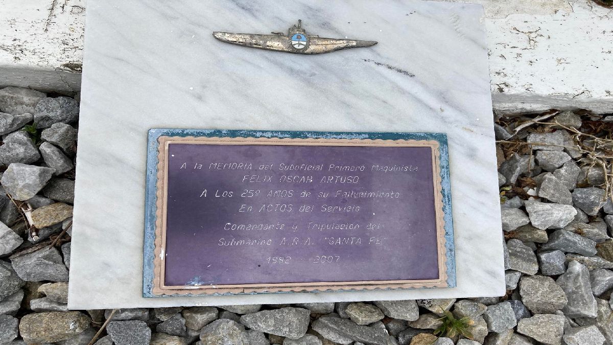La tumba de Félix Artuso. Sus hijos reciben fotos de los pocos argentinos que logran llegar a las islas Georgias.