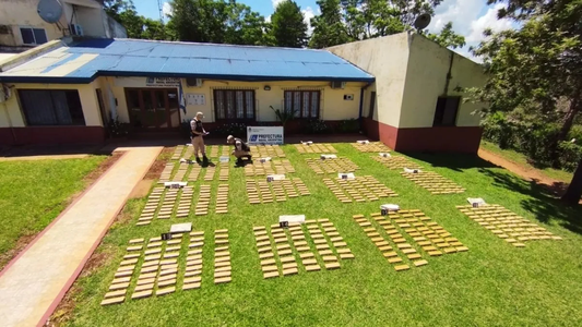 Misiones: secuestraron casi media tonelada de marihuana en una embarcación de madera